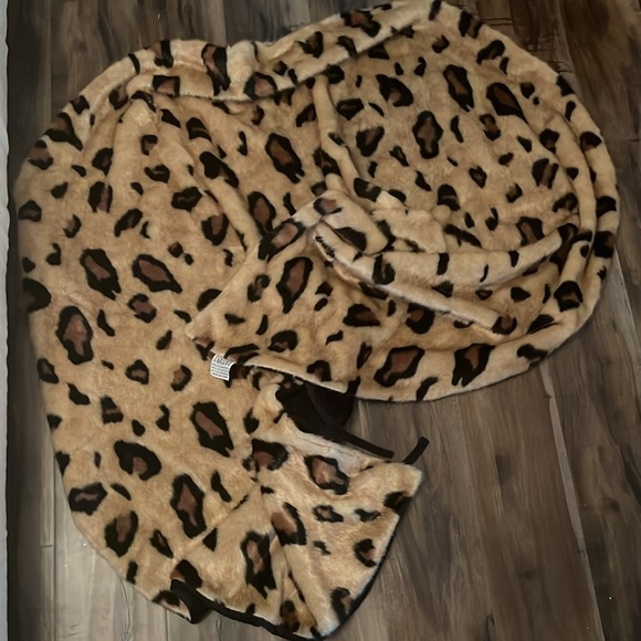 Z Gallerie leopard print Christmas tree skirt and stockings - Picture 5 of 8